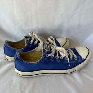 Converse All Star tennis shoes.